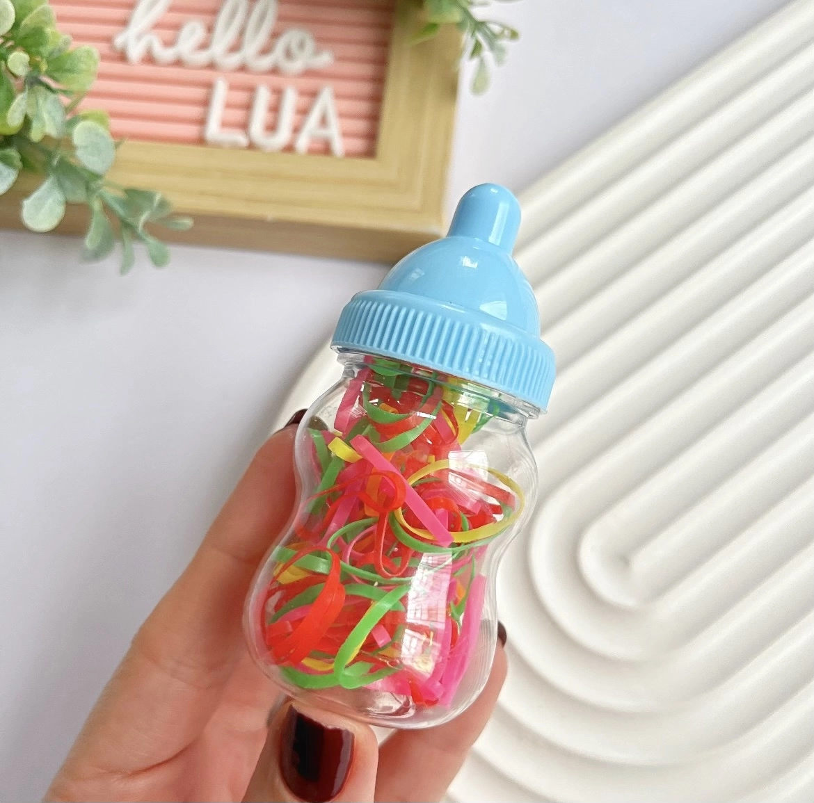 Sevimli mini kutusunda lastik toka