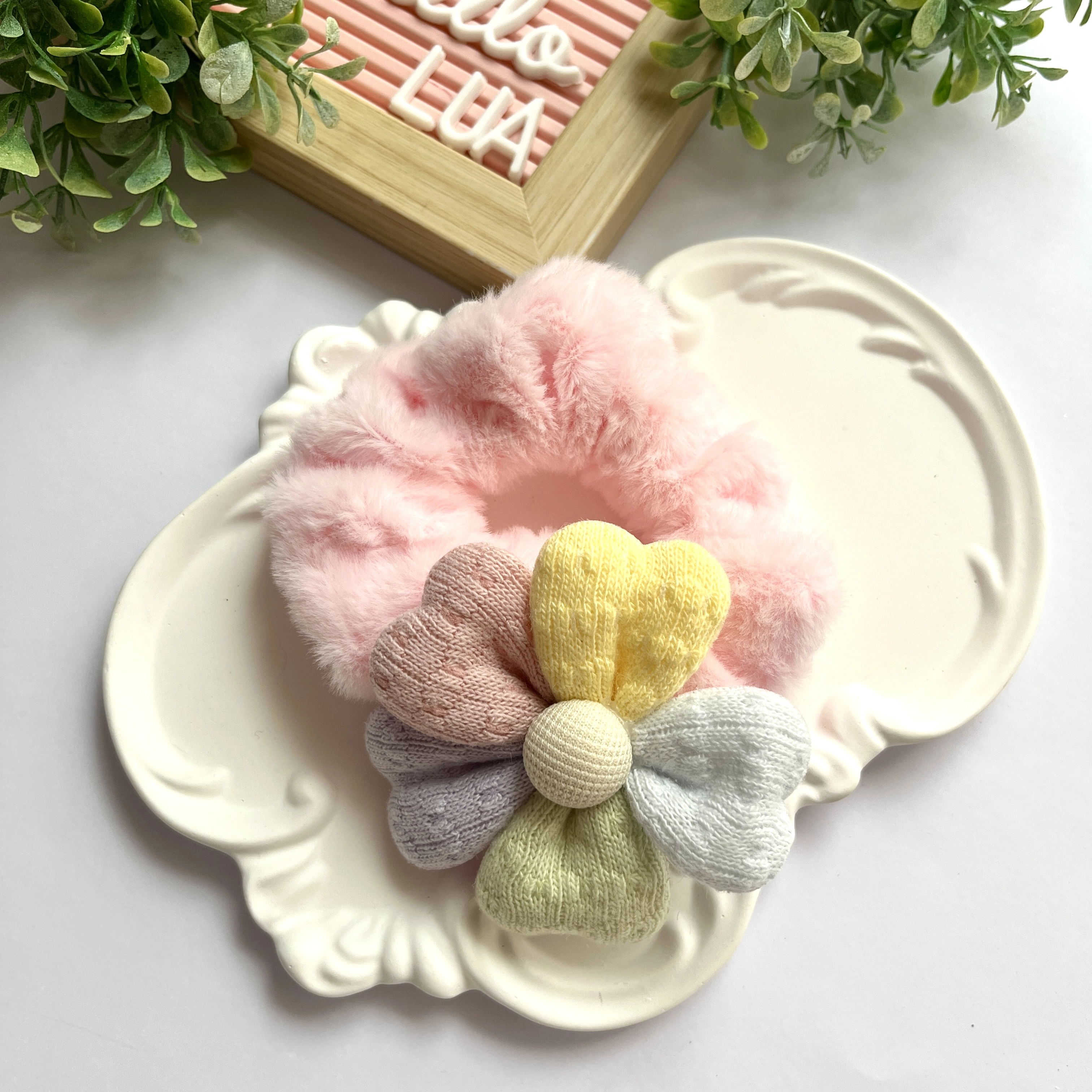Çiçek detaylı peluş lastik toka adet