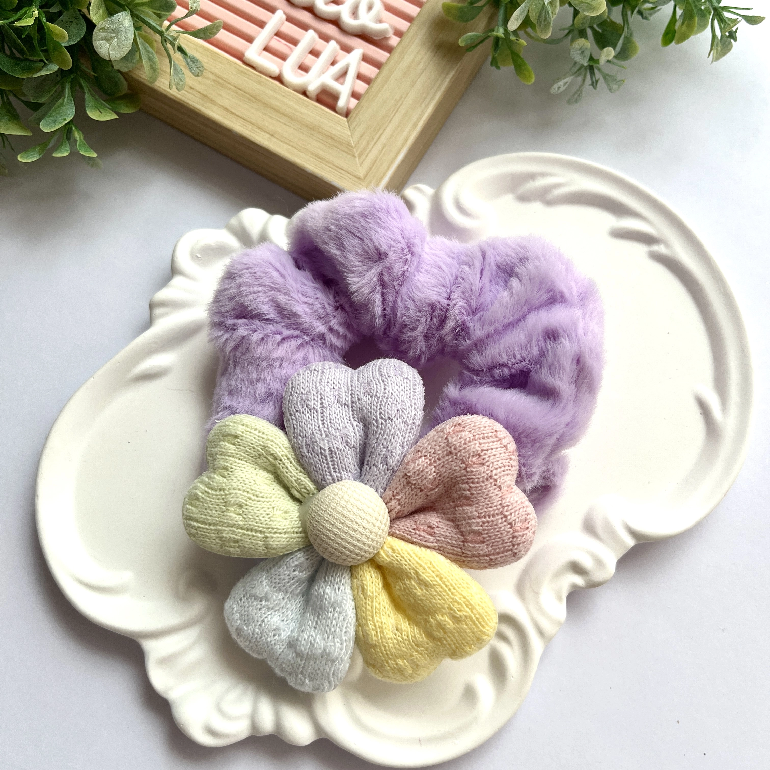 Çiçek detaylı peluş lastik toka adet