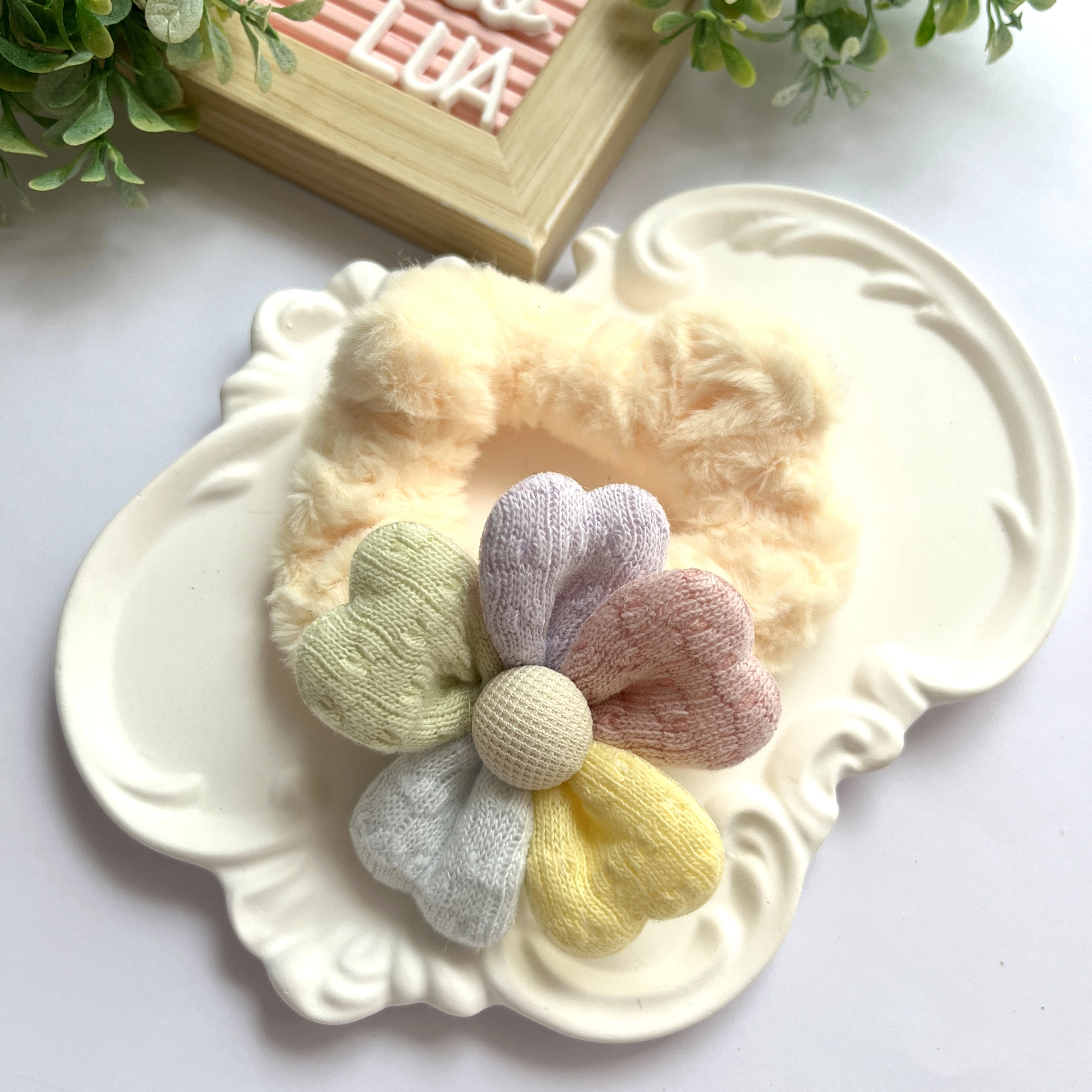 Çiçek detaylı peluş lastik toka adet