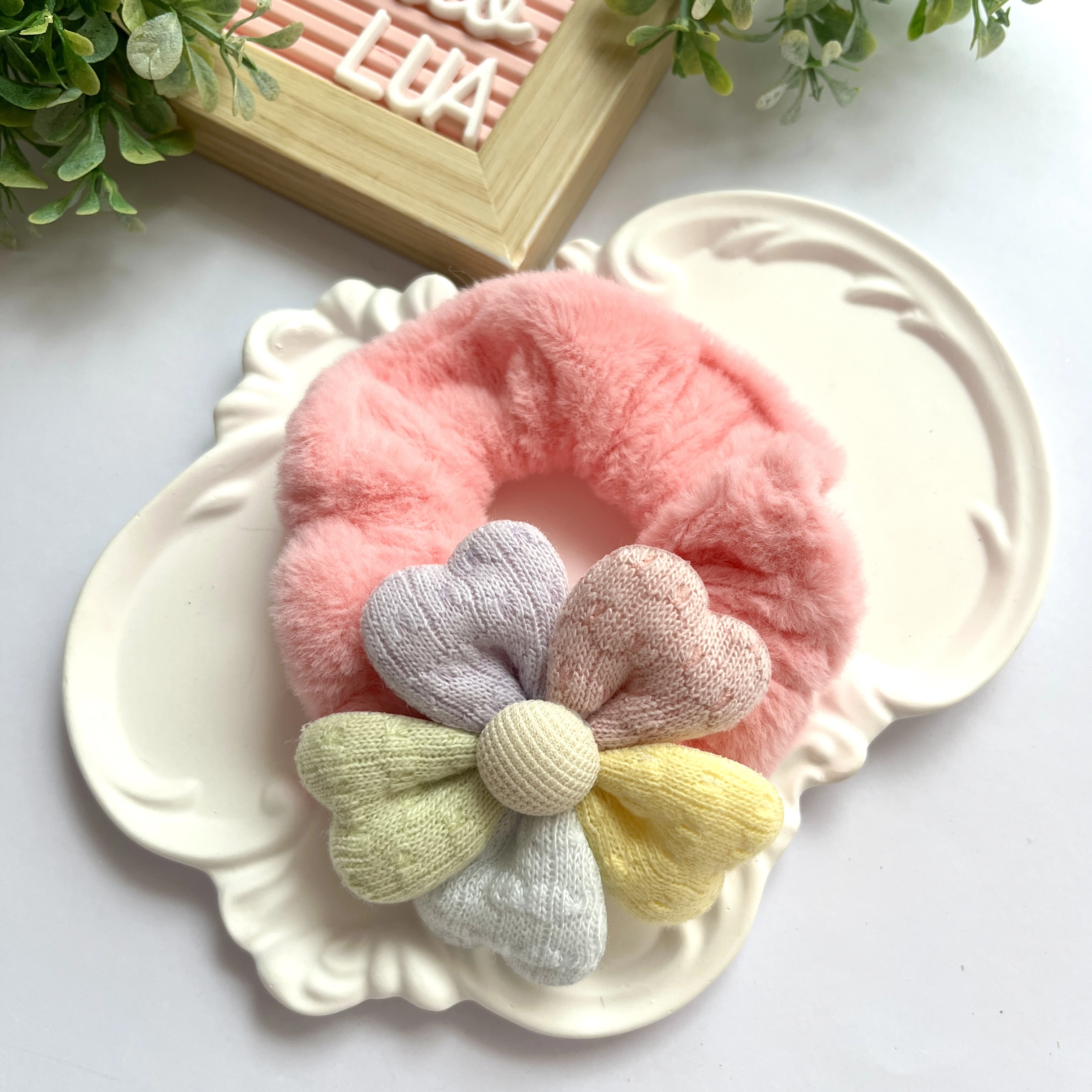 Çiçek detaylı peluş lastik toka adet
