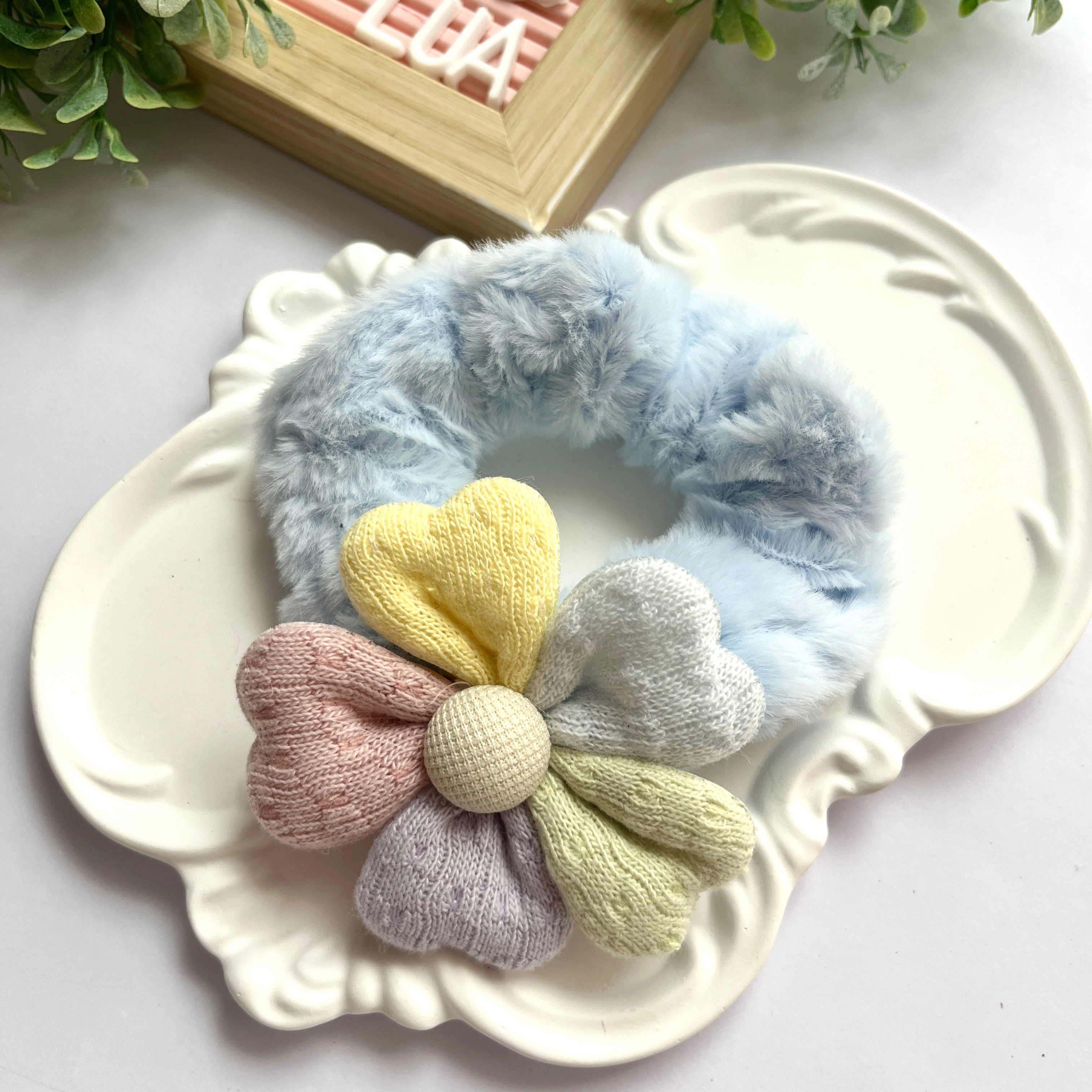 Çiçek detaylı peluş lastik toka adet