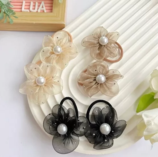 Zarif inci detaylı papatya lastik toka çifti