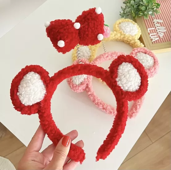 Kırmızı hareketli fiyonk detaylı taç 