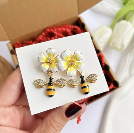 Çiçek ve arı detaylı broş 