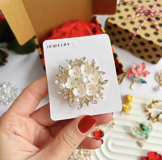 İnci detaylı çiçek broş 