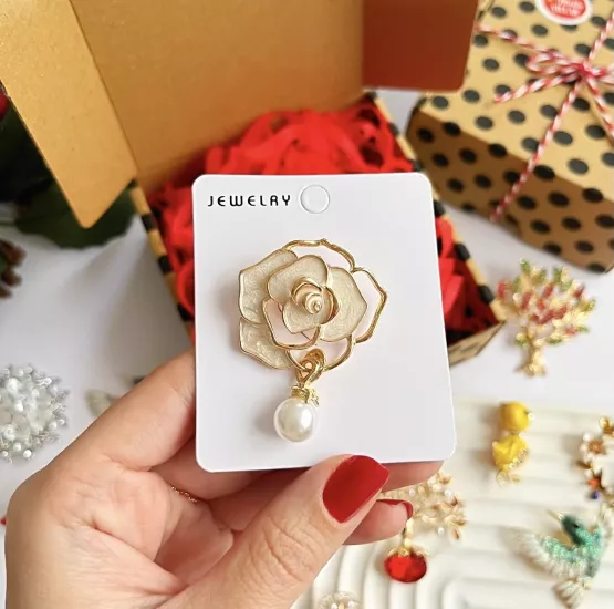 İnci detaylı Çiçek broş