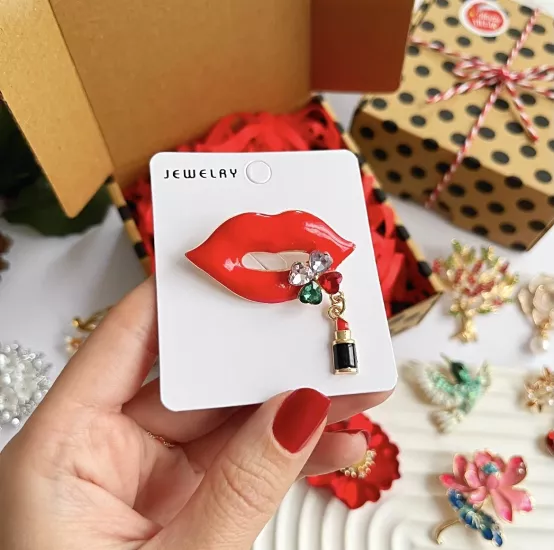 Dudak şeklinde broş