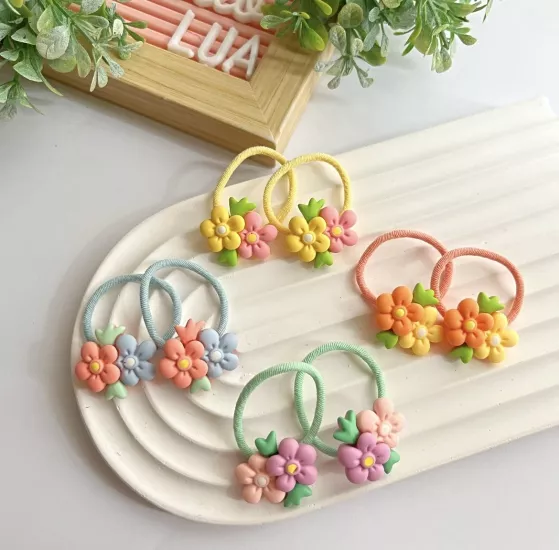 Çiçek detaylı lastik toka çifti