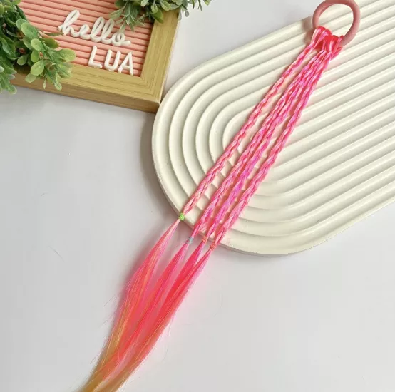 Renkli örgü saç detaylı toka