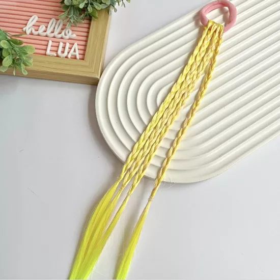 Renkli örgü saç detaylı toka