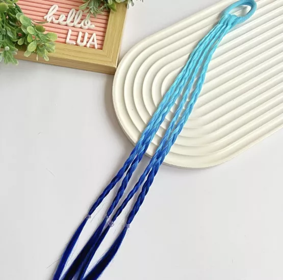 Renkli örgü saç detaylı toka