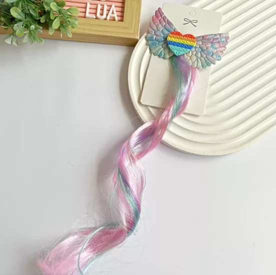 Renkli saç detaylı pens toka adet