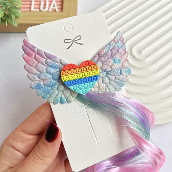 Renkli saç detaylı pens toka adet