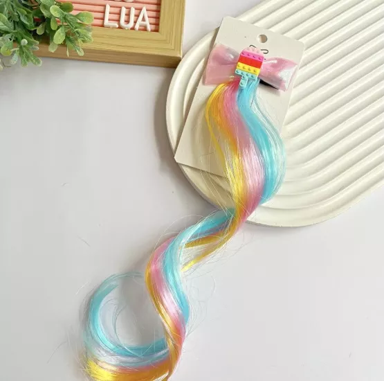 Renkli saç detaylı pens toka adet