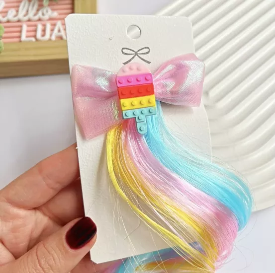 Renkli saç detaylı pens toka adet