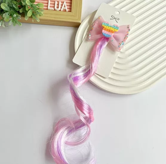 Renkli saç detaylı pens toka adet