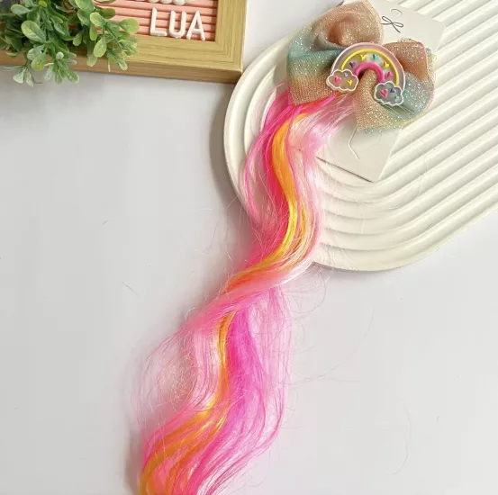 Renkli saç detaylı pens toka adet