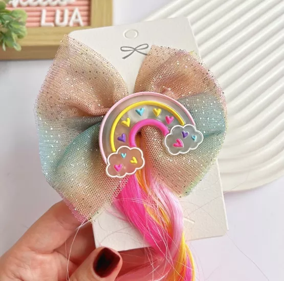 Renkli saç detaylı pens toka adet