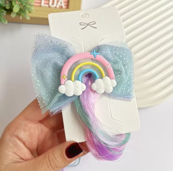 Renkli saç detaylı pens toka adet