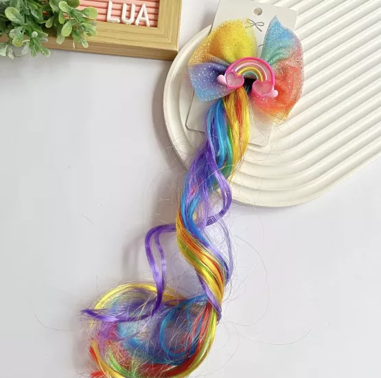 Renkli saç detaylı pens toka adet