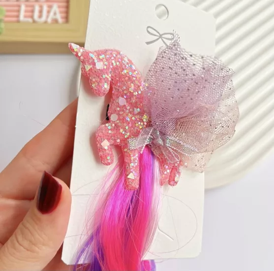 Renkli saç detaylı pens toka adet