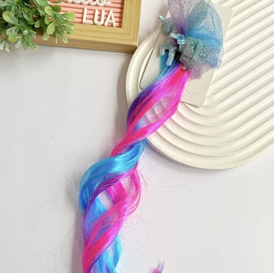 Renkli saç detaylı pens toka adet