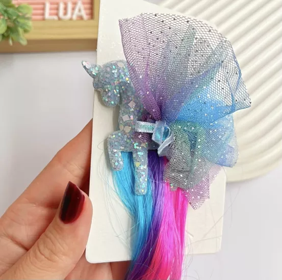 Renkli saç detaylı pens toka adet