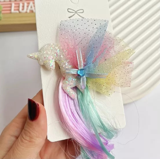 Renkli saç detaylı pens toka adet