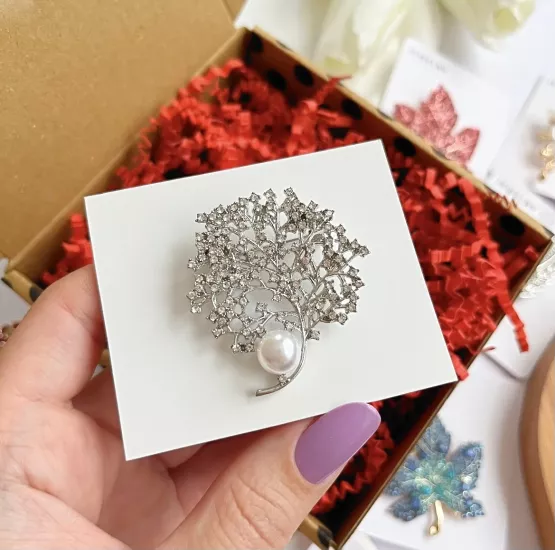 İnci detaylı broş 