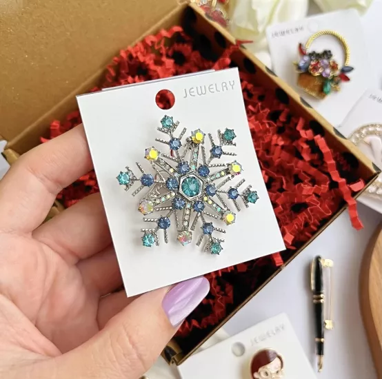 Mavi kar tanesi broş