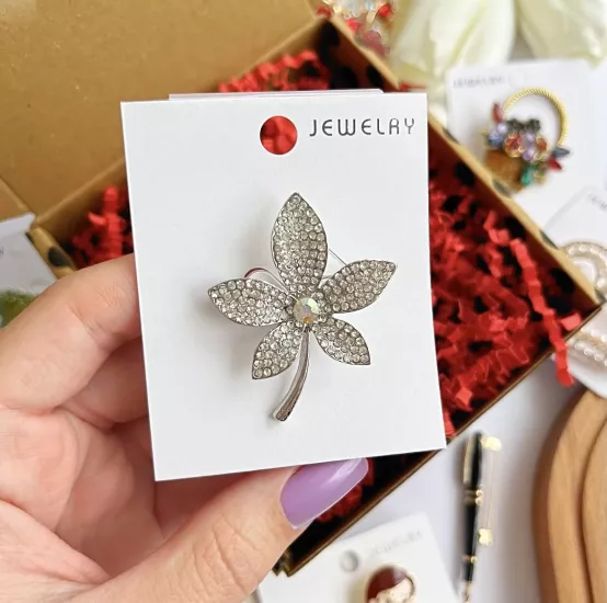 İnci detaylı broş