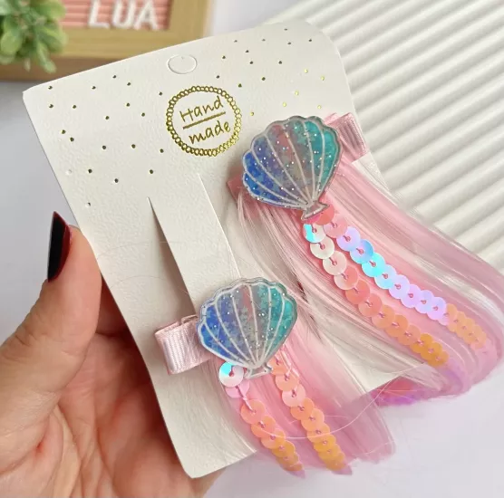 Renkli saç detaylı pens toka çifti