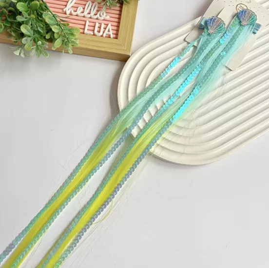 Renkli saç detaylı pens toka çifti