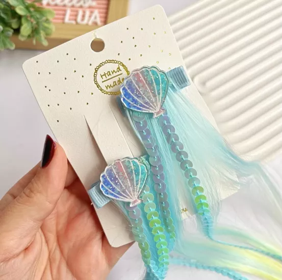 Renkli saç detaylı pens toka çifti