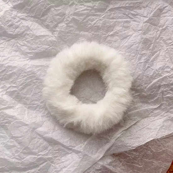 Beyaz peluş lastik toka adet